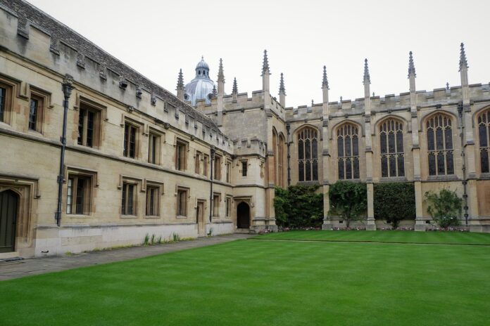 Oxford University encourages students to use ChatGPT