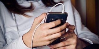 Spotify partners with major record labels to develop AI tools Spotify partners with major record labels to develop AI tools